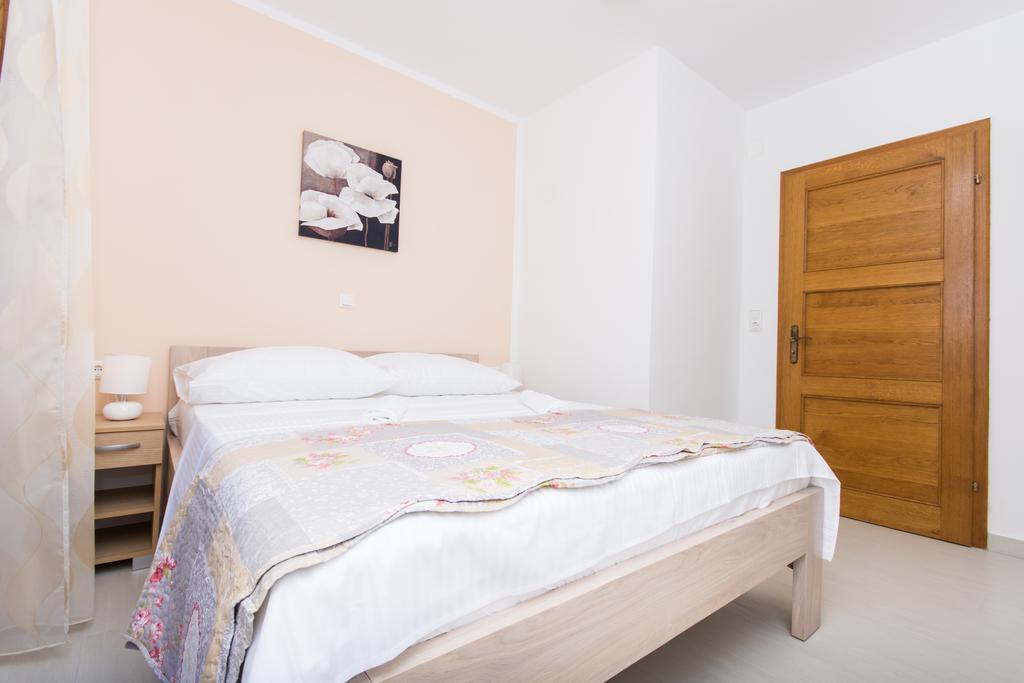 Apartments Bisera Trogir Eksteriør bilde